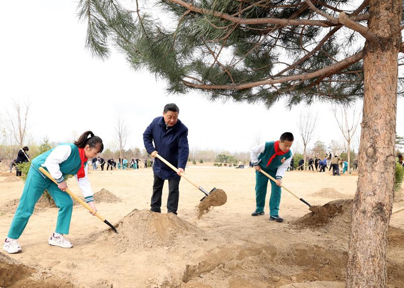 習(xí)近平在參加首都義務(wù)植樹活動時強調(diào)：全社會都做生態(tài)文明建設(shè)的實踐者推動者 讓祖國天更藍(lán)山更綠水更清生態(tài)環(huán)境更美好